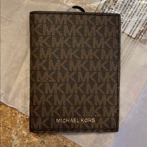 COPY - Michael Kors passport/wallet